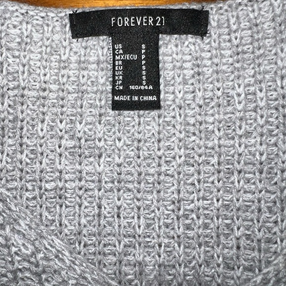 Forever 21 Sweater. - Picture 4 of 4